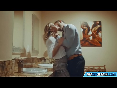 ❤️ Ketika seorang pirang berdada menggoda Anda di toilet umum ❤❌ Video seks di porno id.sexvideosex.top
